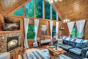 Smart TV, caminetto, videogiochi, libri