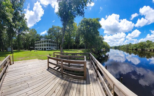 Peaceful property on the historic Suwannee River.
