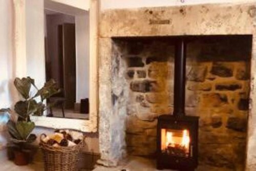 1700s Canalside Cottage Sleeps up to 12 Guests