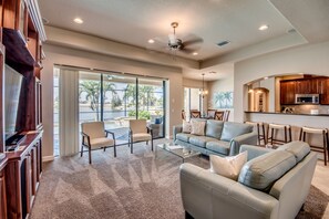 Smart TV, table tennis - Cape Escape is the perfect name for this place.. (Cape Coral)