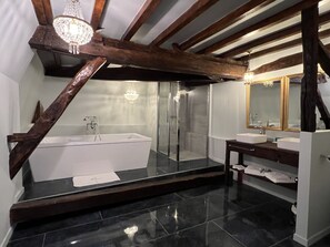Habitación Signature, 1 cama de matrimonio, piscina privada, vistas al parque | Baño | Toallas