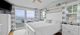 Stunning waterviews with direct access to Westport River!