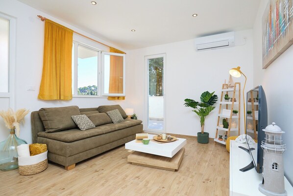 Unclassified image, 1 of 23, button