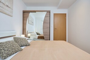 1 habitación, tabla de planchar con plancha, wifi gratis y ropa de cama