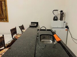 Charmoso Chale Surf Relaxe 5 Min Praia | Cocina básica privada | Frigorífico pequeño, microondas, placa de cocina y utensilios de cocina