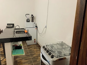 Charmoso Chale Surf Relaxe 5 Min Praia | Dapur kecil pribadi | Lemari es kecil, microwave, kompor, dan peralatan masak/sendok-piring