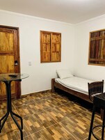 Charmoso Chale Surf Relaxe 5 Min Praia | Zona de estar | Smart TV de 32 pulgadas con canales digitales, una televisión