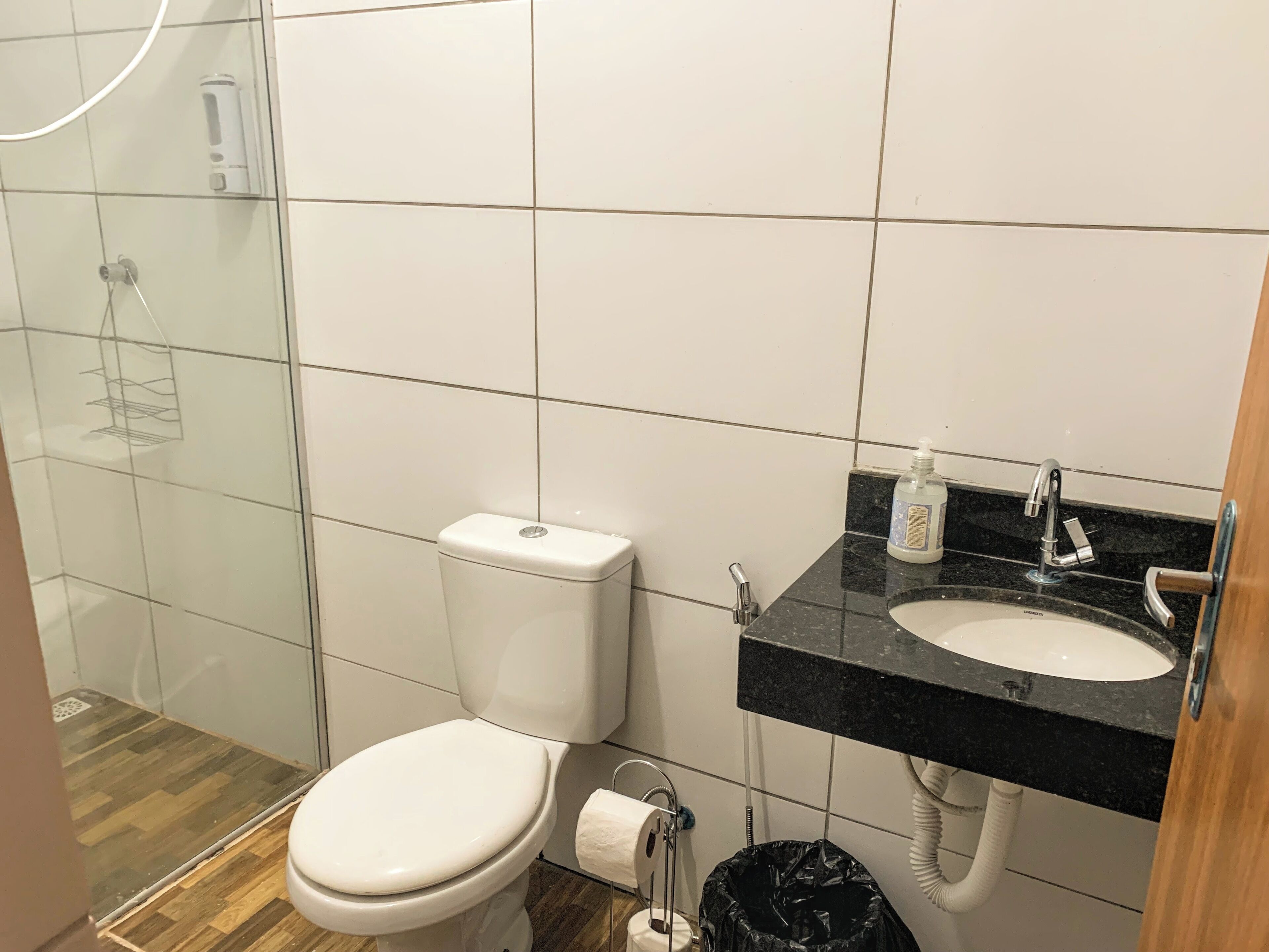 Charmoso Chale Surf Relaxe 5 Min Praia | Badeværelse | Bruser, Sæbe, Toiletpapir