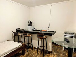 Charmoso Chale Surf Relaxe 5 Min Praia | Living area | 32-inch Smart TV with digital channels, TV