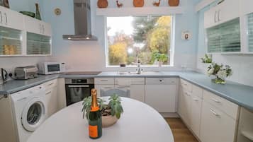 Cottage | Cucina privata | Frigorifero, lavastoviglie, bollitore elettrico, tostapane