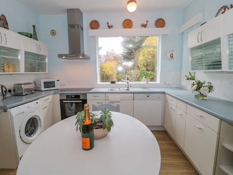 Cottage | Private kitchen | Fridge, dishwasher, electric kettle, toaster
