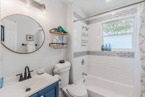 Badewanne, Haartrockner, Handtücher, Seife