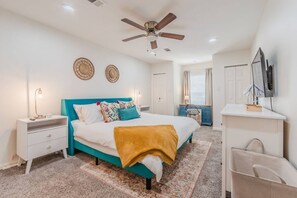 4 chambres, bureau, fer et planche à repasser, lit parapluie