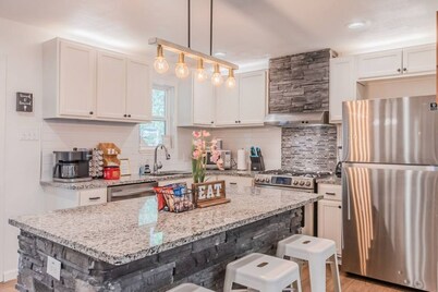 Spacious 4BR, King Suite & Grill - 18 min from Downtown