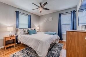 4 bedrooms, desk, iron/ironing board, travel crib