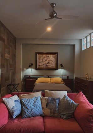 Deluxe Double Room | Hypo-allergenic bedding, individually decorated, individually furnished - Casona 13 Flechas (Mazatlán)