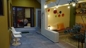 A modern interior with a seating area, a staircase, and a decorative wall with lights. - Casona 13 Flechas (Mazatlán)