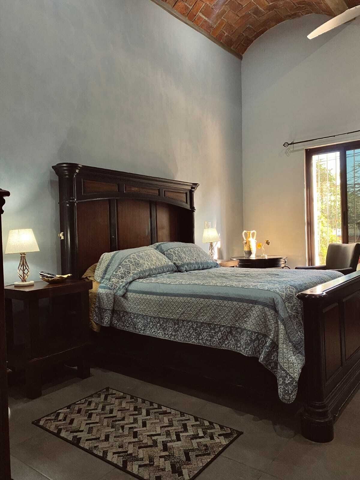 Kahden hengen deluxe-huone, 1 keskisuuri parisänky ja vuodesohva | Allergiatestatut vuodevaatteet, yksilöllisesti sisustettu