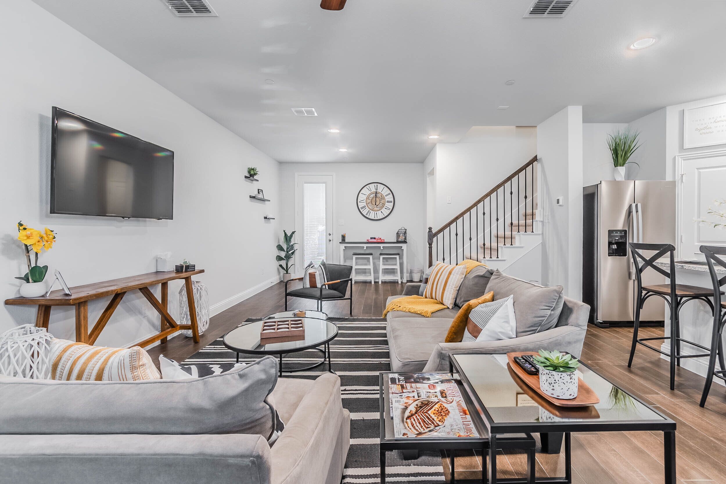 NRH Two-Story Oasis 🏡King 👑 Bed + Garage🚗!