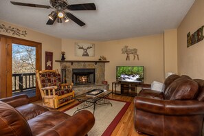 Chalet, 2 Katil Ratu (Queen), Fireplace | Ruang tamu | 40 inci televisyen dengan digital, pendiangan 