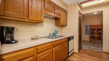 Chalet, 2 Katil Ratu (Queen), Fireplace | Dapur peribadi | Peti sejuk, ketuhar gelombang mikro, ketuhar