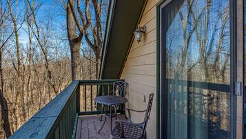 Chalet, 2 Queen Beds, Fireplace | Balcony