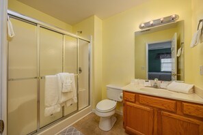 Stuga - flera sängar - kök | Badrum | Badkar och dusch och handdukar