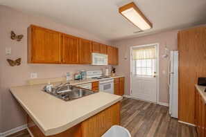 Cabin, Multiple Beds, Kitchen | Private kitchen | Fridge, microwave, oven, dishwasher