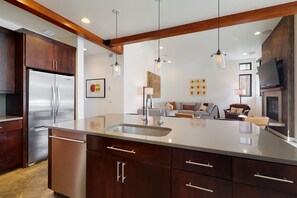 Geladeira, micro-ondas, fogão, cooktop