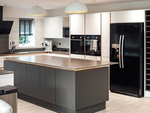 Oppvaskmaskin og høy barnestol