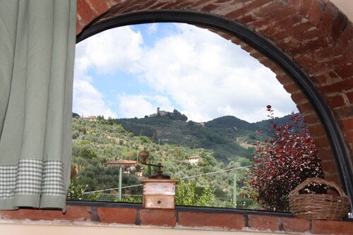 Romantic independent country house with garden, between Lucca and Florence