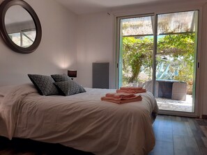 3 bedrooms, iron/ironing board, free WiFi, bed sheets - House (Faugères)