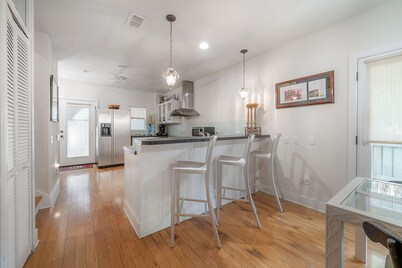 3/3 mins from UT. Fully Equipped Monthly Stay Fast WiFi + Workspace + Parking