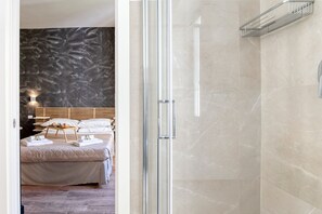 4 Schlafzimmer, Schreibtisch, Bügeleisen/Bügelbrett, Reisekinderbett