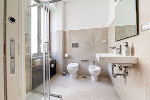 Dusche, Haartrockner, Bidet, Handtücher