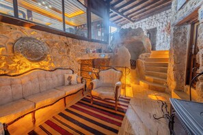 22-inch LCD TV with satellite channels, TV - Saliche Cappadocia Cave Suites (Nevsehir)