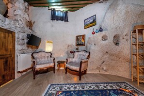 Deluxe Suite | Living area | 22-inch LCD TV with satellite channels, TV