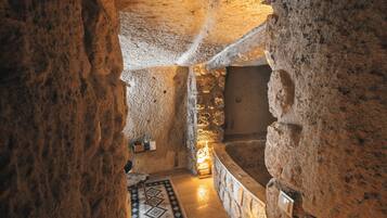 Suite Royale | Salle de bain | Articles de toilette de luxe, sĂšche-cheveux, peignoirs, chaussons
