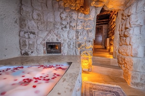 Royal Suite | Bathroom | Designer toiletries, hair dryer, bathrobes, slippers - Saliche Cappadocia Cave Suites (Nevsehir)