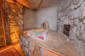 Royal Suite | Bathroom | Designer toiletries, hair dryer, bathrobes, slippers - Saliche Cappadocia Cave Suites (Nevsehir)
