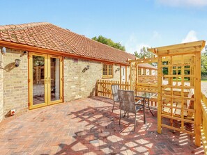 Outdoor dining - Woodpecker Barn - UK38613 (South Walton Highway, Wisbech)