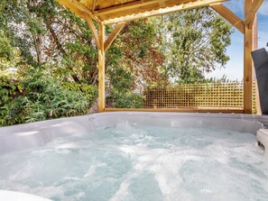 Outdoor spa tub - Woodpecker Barn - UK38613 (South Walton Highway, Wisbech)