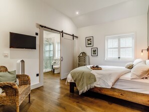 4 bedrooms, free WiFi, bed sheets - 4 bedroom accommodation in Barnham (Barnham)