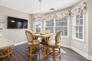 Dining - Steps away from the Beach! / Elegant Design / Super Clean (Atlantic City)