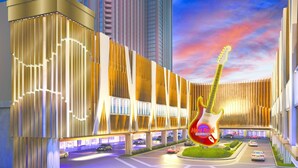 Un hôtel moderne doté d’une entrée originale en forme de guitare et offrant une vue sur le paysage urbain.