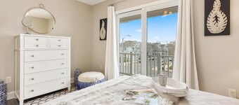 Steps away from the Beach! / Elegant Design / Super Clean