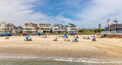 Steps away from the Beach! / Elegant Design / Super Clean