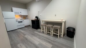 Kjøleskap, mikrobølgeovn, kokeplater og kaffetrakter/tekoker