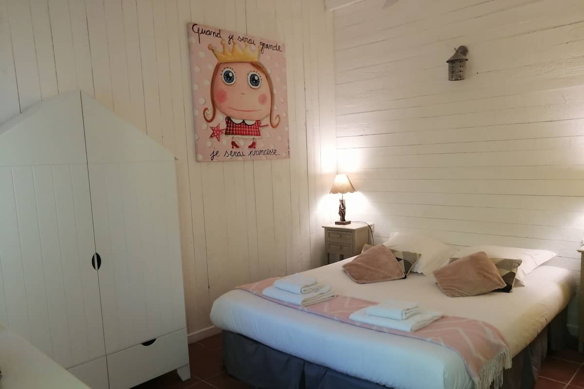 Habitación romántica con 1 cama matrimonial o 2 individuales | Caja de seguridad en la habitación, cortinas blackout y wifi gratis