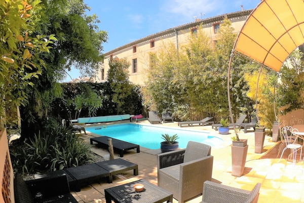 Una piscina al aire libre de temporada, tumbonas